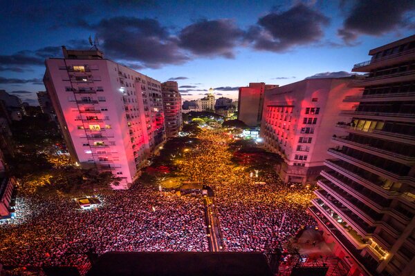 La gente celebrando los 300 años de la ciudad