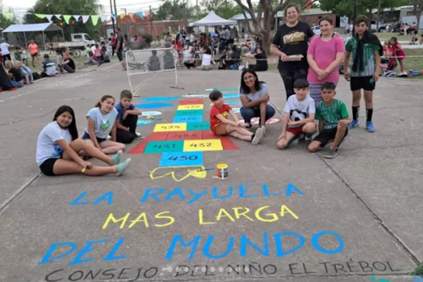 El Consejo de las Niñas y los Niños, iniciativa de la ciudad de El trébol, logró instalar en la gestión pública una convicción profunda: una ciudad verdaderamente educadora es aquella que escucha, valora y actúa a partir de la voz de sus infancias. En esta localidad santafesina de más de 12.000 habitantes, reconocida por su dinamismo industrial y su fuerte tejido comunitario, el Consejo de Niñas y Niños se ha consolidado como un espacio de participación real, donde la palabra de las infancias deja de ser u